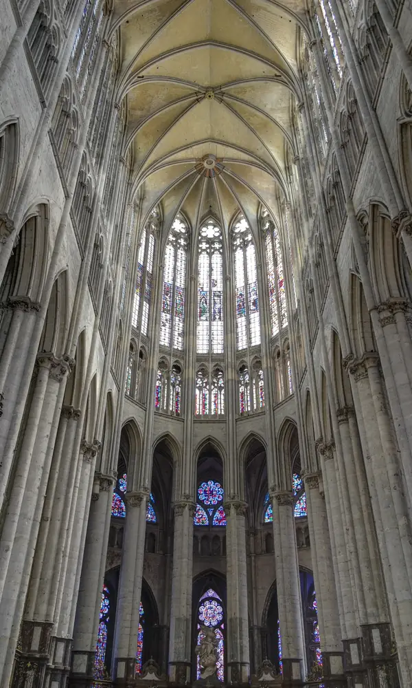 Le chœur de la cathédrale Saint-Pierre, vu d’en bas