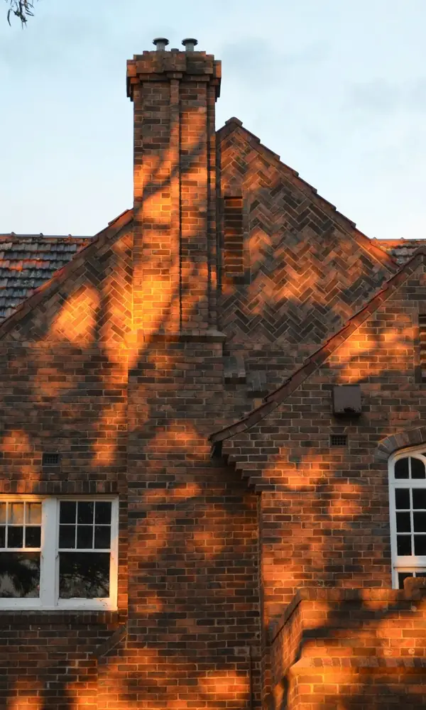 Maison de briques à pignons et toit de tuiles dans la lumière du soir
