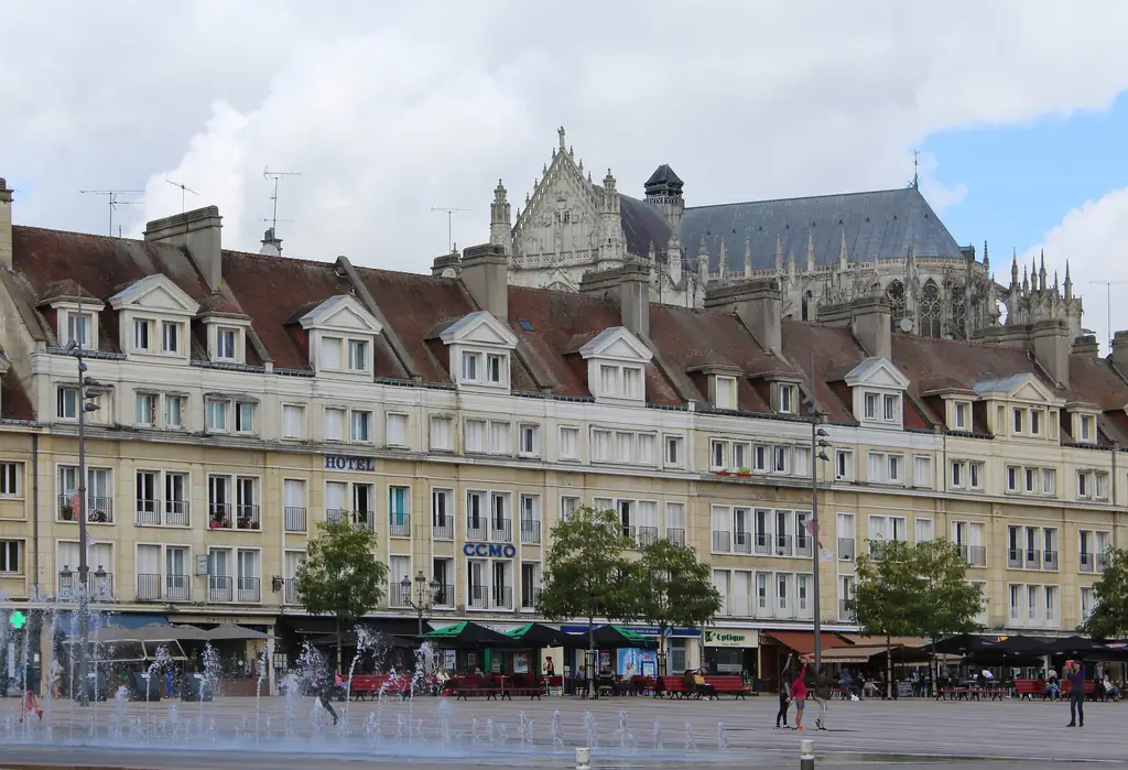 Place Jeanne-Hachette à Beauvais : immeubles de la Reconstruction et, derrière, la cathédrale