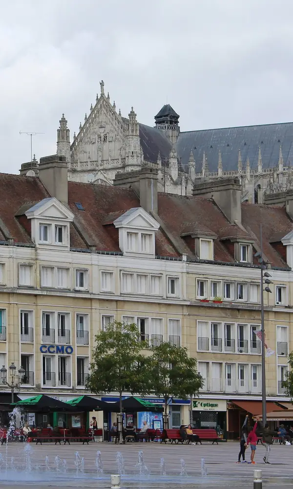 Place Jeanne-Hachette à Beauvais : immeubles de la Reconstruction et, derrière, la cathédrale